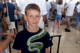 Gara-gara Bajunya, Bocah Ini Buat Cemas Petugas Bandara