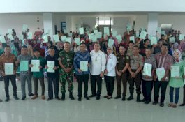 Bupati Barru Serahkan Ratusan Sertifikat Tanah ke Warga