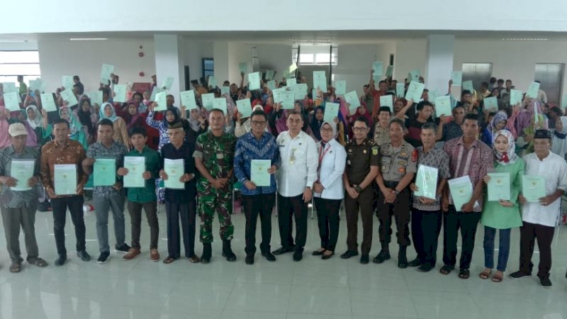 Bupati Barru Serahkan Ratusan Sertifikat Tanah ke Warga