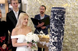 Si Cantik Bekki Menikahi Karpet, Ini Alasannya