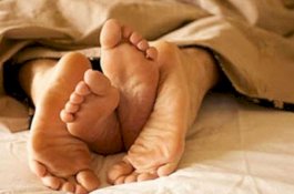 Sudah Berhubungan Intim, Baiknya Tidur Memakai Celana atau Tidak?