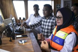 Bawa Puluhan Penumpang, Bupati Lutra Kemudikan Kapal Rakyat Bantuan Kemenhub