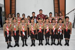 Bupati Gowa Beri 'Bekal' ke Siswa SDN Bontokamase yang Ikut Kembangnas XI