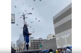 Dermawan atau Menghina? Rapper Lempar-lempar Uang untuk Tunawisma