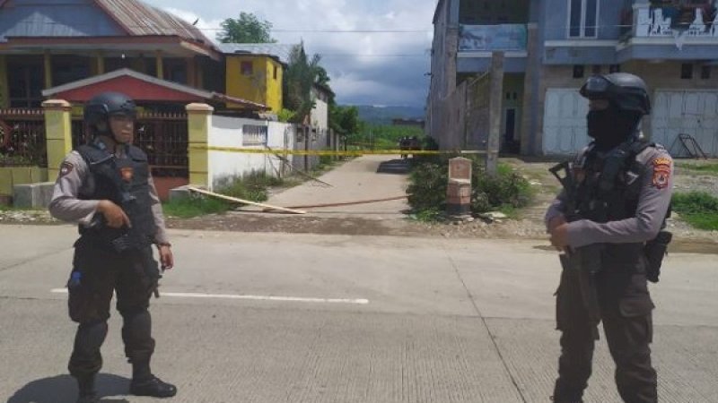 Polisi bersenjata laras berjaga ketat di lokasi temuan benda diduga bom di Takkalasi, Kecamatan Balusu, Kabupaten Barru.