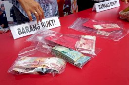 Sambil Menangis, IRT di Gowa Sebut Tidak Tahu Uang Miliknya Palsu
