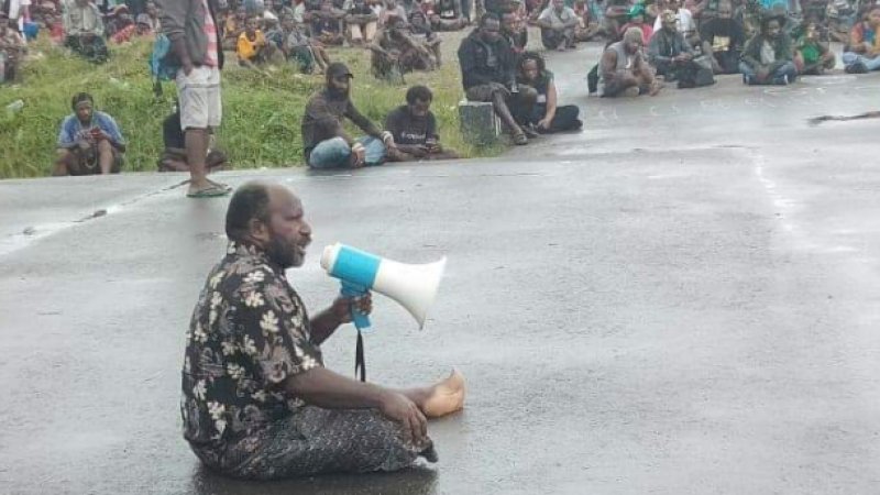 Wentius Nimiangge saat mengumumkan pengunduran dirinya sebagai wakil bupati Nduga.