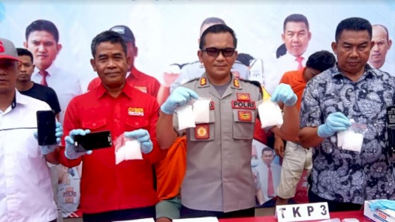 Sebanyak 848,58 gram sabu-sabu ditampilkan di halaman Polres Gowa, di atas meja berwarna merah.
