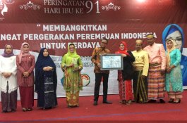 Hari Ibu, Enrekang Raih Penghargaan Percepatan Pembangunan Ketahanan Keluarga