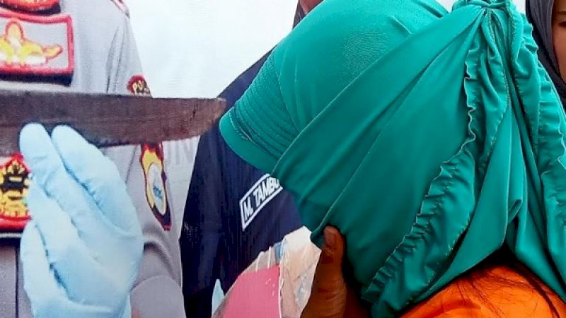 HW, seorang ibu rumah tangga (IRT) terbukti mengedarkan uang palsu di Pasar Minasa Maupa, Kabupaten Gowa.