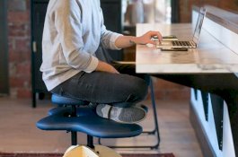 Keren, Kursi Ini Memungkinkan Penggunanya Duduk Bersila