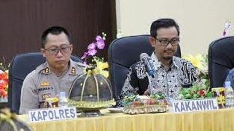 Polres Bantaeng bekerja sama Forum Kerukunan Umat Beragama (FKUB) Kabupaten Bantaeng menggelar sosialisasi moderasi deragama dan dialog pemuda lintas agama di Aula Endra Dharmalaksana 99 Polres Bantaeng, Sabtu (28/12/2019).