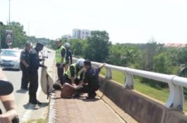 Telanjang Bulat di Masjid, Pria Ini Ditangkap di Jembatan Usai Buang Parang ke Sungai