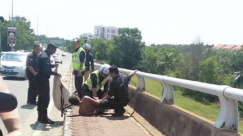Suasana penangkapan pria yang mengamuk sambil bugil.