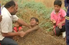 Percaya Kata Tetua, Orang Tua Kubur Anaknya Selama Gerhana Matahari