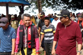 Gubernur Sulsel ke Suardi Saleh: Terus Lanjutkan Pembangunan di Barru