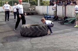 Masuk Gym dari Usia 5 Tahun, Bocah 11 Tahun dari Rusia Mampu Tarik Mobil