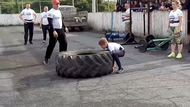 Masuk Gym dari Usia 5 Tahun, Bocah 11 Tahun dari Rusia Mampu Tarik Mobil