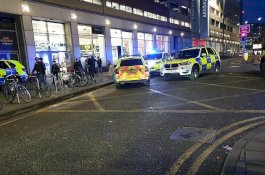 Di Depan Banyak Orang, Remaja Ditikam Berulang Kali di Luar Mal