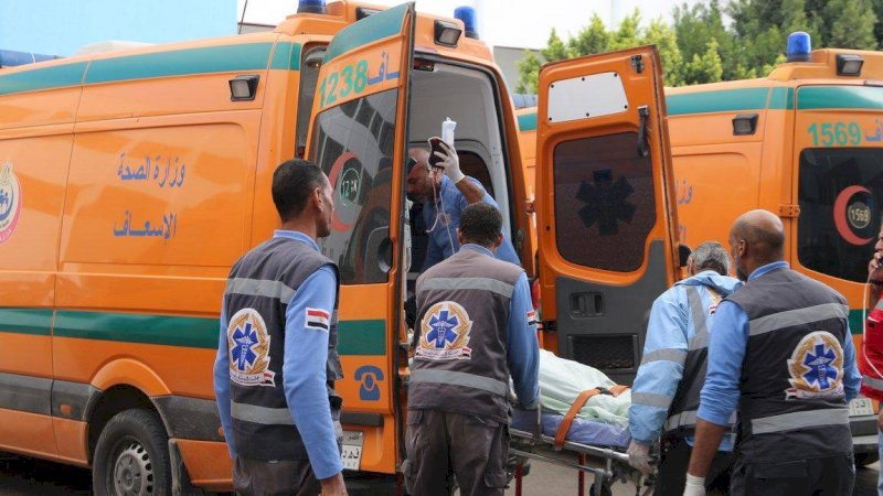Paramedis mengangkut salah satu korban yang terluka dalam kecelakaan bus di Ain Sokhna, Kairo. (AFP)