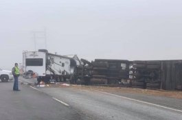 Video Dramatis, Detik-Detik Truk Trailer Tabrak Polisi di Tengah Kabut Tebal