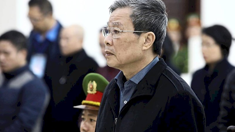 Nguyen Bac Son mendengarkan hakim ketika putusan dibacakan di Hanoi. (AP)

