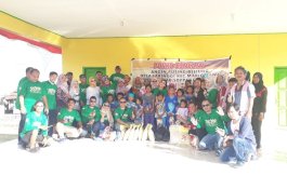 Menuju Seko, Relawan Nurdin Abdullah Singgah Bagi-Bagi Bantuan di Soppeng