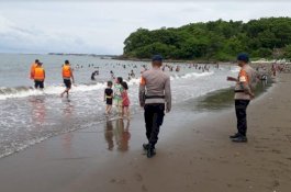 Antisipasi Cuaca Ekstrem, Personel Brimob Dirikan Posko SAR di Pantai Lumpue Parepare