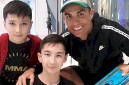 Difasilitasi Khabib, Begini Pertemuan Mengharukan Ronaldo dengan Bocah Tanpa Kaki
