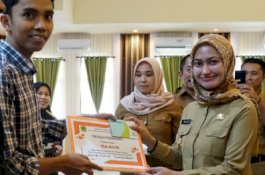 Bupati Luwu Utara Serahkan Bantuan Rp600 Juta untuk 60 Wirausaha Pemula