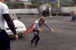 Anak Terkuat di Dunia Dapat Menarik Mobil Sendirian