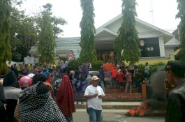 Puluhan Warga Minta Tunda Pelantikan Kades Balielo