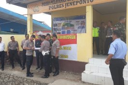 Cek Kondisi Tim Operasi Lilin 2019, Kapolres Jeneponto Bawakan Biskuit dan Susu Beruang