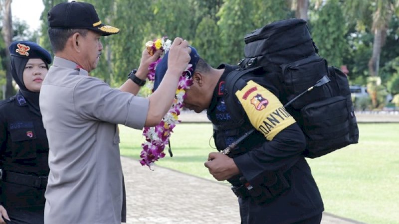 Irjen Pol Guntur Laupe saat menyambut personel Brimob yang pulang tugas dari Papua.