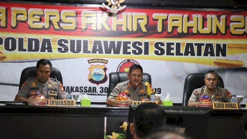 Kapolda Sulsel, Irjen Pol Mas Guntur Laupe (tengah) saat rilis kinerja polisi 2019 di Mapolrestabes Makassar, Senin (30/12/2019).