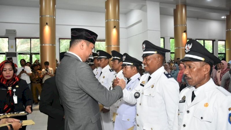 Bupati Gowa, Adnan Purichta Ichsan, melantik 17 kepala desa.