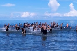 Kapolres Barru Tutup 2019 dengan Ceburkan 42 Anggotanya ke Laut