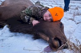 Pemburu Termuda: Gadis 8 Tahun Tembak Mati Rusa Pakai Senapan Kaliber 308