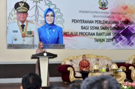 Lies F Nurdin Bantu Perlengkapan Sekolah untuk 2.500 Siswa