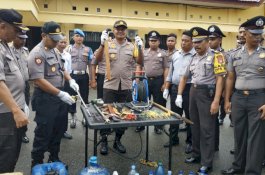 Jelang Tahun Baru, Polisi di Buol Bergerak Cepat Amankan Ratusan Liter Miras dan 2 Tombak
