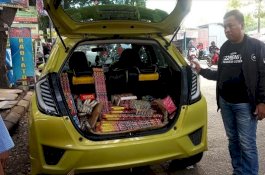 Mobil Honda Jazz Dipakai Jual Petasan Ilegal, Sopirnya Pasrah saat Polisi Datang
