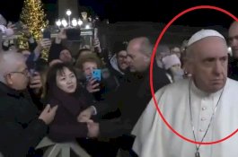 Dengan Wajah Masam, Paus Fransiskus Pukul Tangan Wanita, Lihat Videonya!