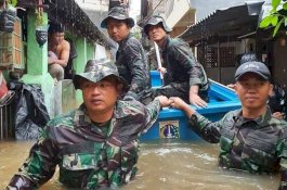 Kecamatan Makasar Terendam Banjir, TNI AU Evakuasi Warga dari Gang-Gang