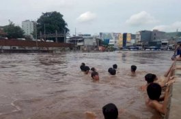 5 Risiko Ini Mengintai Anda Jika Berendam di Air Banjir