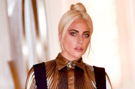 Ups, Lady Gaga Kepergok Bermesraan dengan Pria Misterius saat Malam Tahun Baru