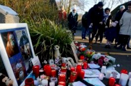 Monyet Mati Terbakar di Kebun Binatang, Pengunjung Bersedih dan Nyalakan Lilin