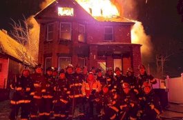 Api Berkobar di Belakangnya, Kru Damkar Malah Foto Bersama untuk Tahun Baru