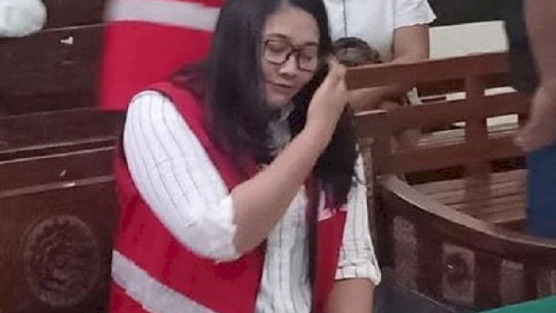 Mucikari Vanessa Angel, Fitriandri alias Vitly Jen, menjalani sidang perdana di Pengadilan Negeri (PN) Surabaya, Kamis (2/1/2020). (Foto: RMOL Jatim)