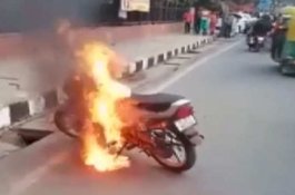 Marah Karena Ditilang Polisi, Pengendara ini Bakar Motornya