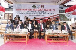 Hari Amal Bakti ke 74, Bupati Wajo Serahkan Sertifikat Tanah kepada Kemenag